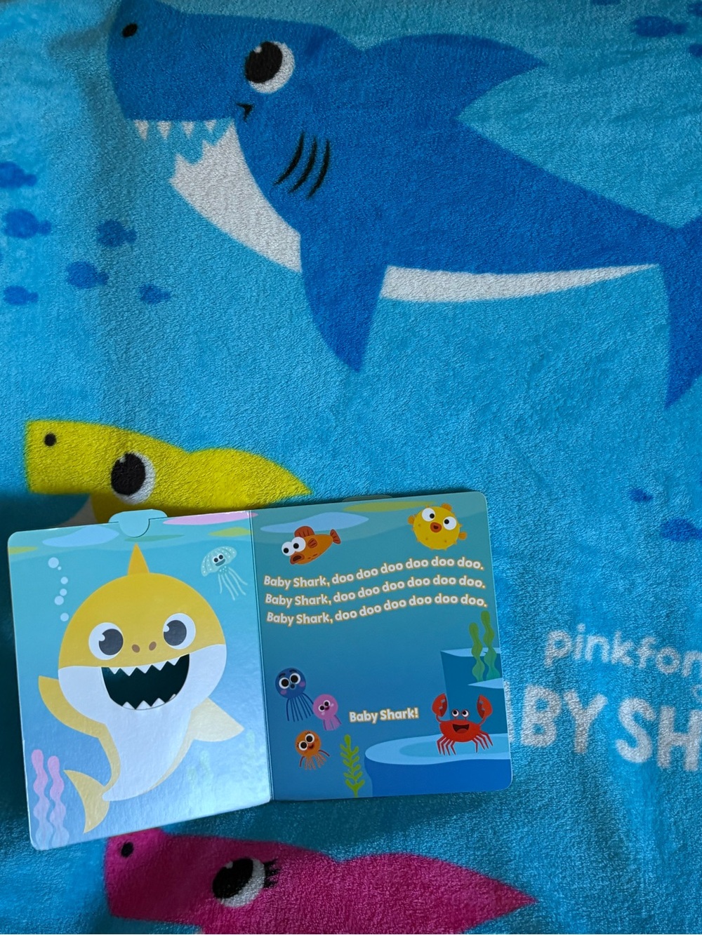 Baby Shark Kids Snuggle Blanket with Baby Shark Book